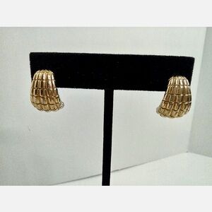 Vintage Avon Gold Tone Geometric Scales
Pattern Pierce earring